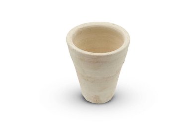 Boş kilden bardak beyaz arkaplanda izole edildi