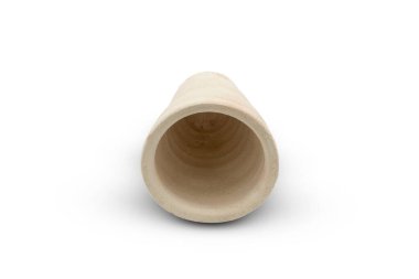 Boş kilden bardak beyaz arkaplanda izole edildi