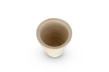 Boş kilden bardak beyaz arkaplanda izole edildi