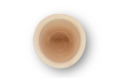 Boş kilden bardak beyaz arkaplanda izole edildi