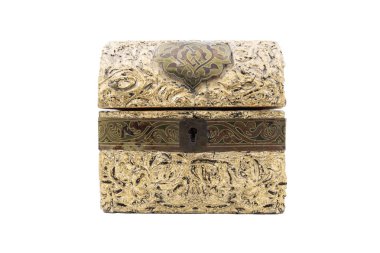 Beyaz arka planda izole edilmiş eski altın bir hazine kutusu.