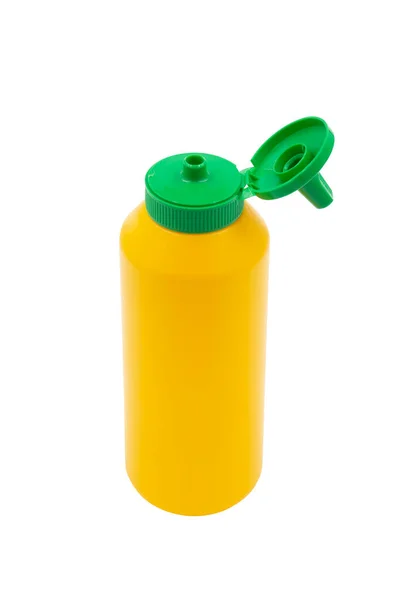 Beyaz arkaplanda izole edilmiş hardal için sarı sıkılmış plastik şişe