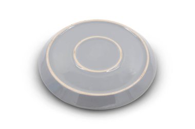 Beyaz arka planda izole edilmiş beyaz ve gri seramik plaka