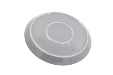 Beyaz arka planda izole edilmiş beyaz ve gri seramik plaka