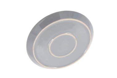 Beyaz arka planda izole edilmiş beyaz ve gri seramik plaka