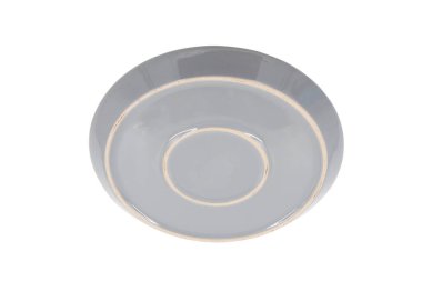 Beyaz arka planda izole edilmiş beyaz ve gri seramik plaka