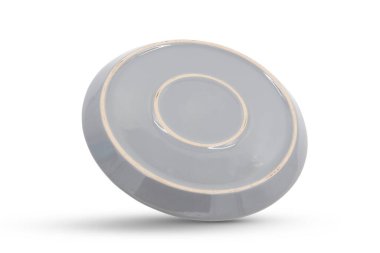 Beyaz arka planda izole edilmiş beyaz ve gri seramik plaka