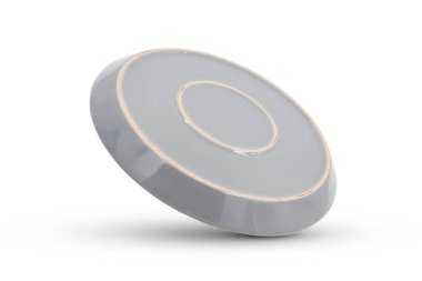 Beyaz arka planda izole edilmiş beyaz ve gri seramik plaka