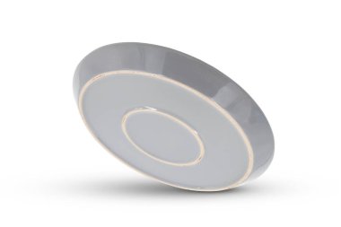 Beyaz arka planda izole edilmiş beyaz ve gri seramik plaka