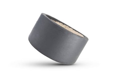 Boş gri çimento çiçekleri ve bitkiler beyaz arka planda izole edilmiş.