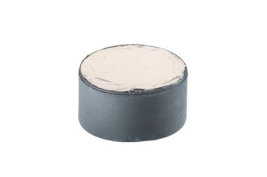 Boş gri çimento çiçekleri ve bitkiler beyaz arka planda izole edilmiş.