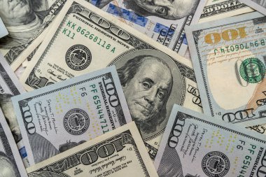 Arka planda bir sürü Amerikan doları var. finans kavramı