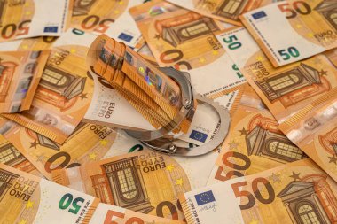Kelepçe ve euro banknotları. yolsuzluk ve rüşvet kavramı