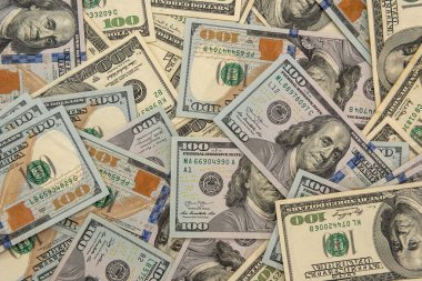 Bir yığın doların geçmişi. Kağıt banknotlar konsepti. finansal