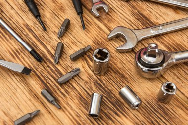 Ahşap arkaplanda farklı araçların üst görünümü. İnşaat endüstrisi