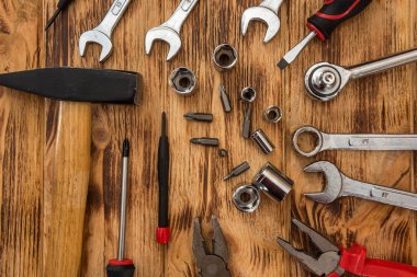 Ahşap arka planda farklı çalışma araçları. İnşaat ve ahşap işçiliği