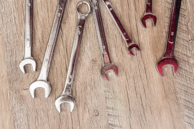 Ahşap masada tamir için her boyutta keçiboynuzu seti. Yakın çekim