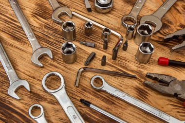 Ahşap arka planda farklı çalışma araçları. İnşaat ve ahşap işçiliği