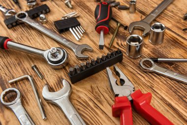 Ahşap arkaplanda farklı araçların üst görünümü. İnşaat endüstrisi