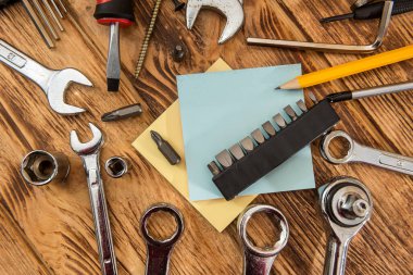 Boş not defteri inşaat aletlerinin etrafını sarmış. Tamir ekipmanları. İşyeri