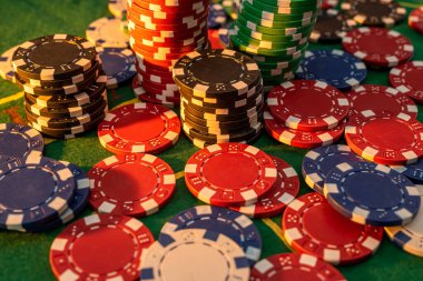 Kumarhane masasında bir yığın poker fişi. Kumar