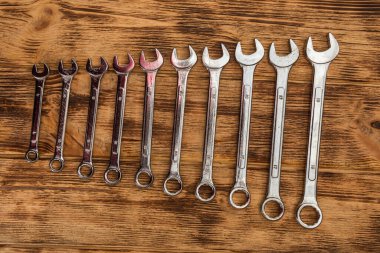 Ahşap masada tamir için her boyutta keçiboynuzu seti. Yakın çekim