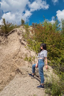 Güzel moda kadın gezginin portresi çölde ve kumda dinlenmek, sıcak yaz günü