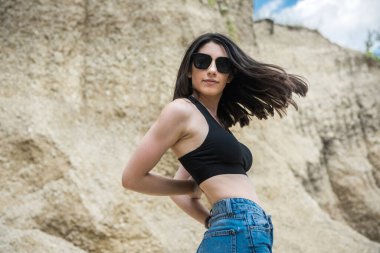 Kanyondaki kum duvarının yanında güzel bir kadının portresi.