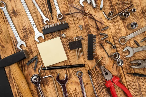 Boş not defteri inşaat aletlerinin etrafını sarmış. Tamir ekipmanları. İşyeri