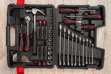 Ahşap masadaki alet kutusunda yeni anahtarlar ve parçalar var. donanım