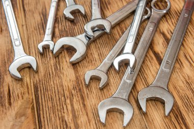 Ahşap masada tamir için her boyutta keçiboynuzu seti. Yakın çekim