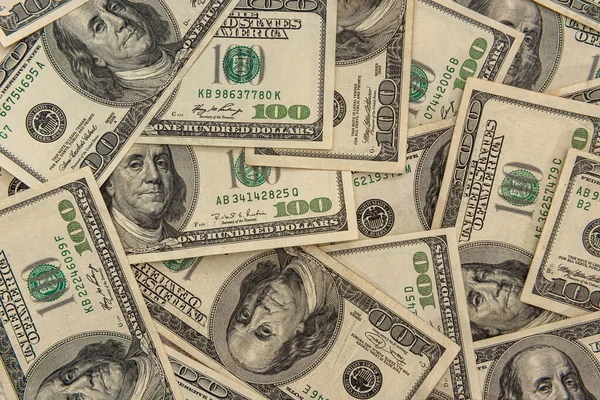 Bizi yakın plan para banknotu olarak görüyor. İş konsepti. Yüz dolarlık banknotlar.