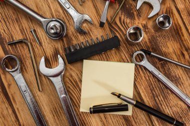 Boş not defteri inşaat aletlerinin etrafını sarmış. Tamir ekipmanları. İşyeri