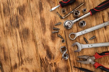 Ahşap arkaplanda farklı araçların üst görünümü. İnşaat endüstrisi