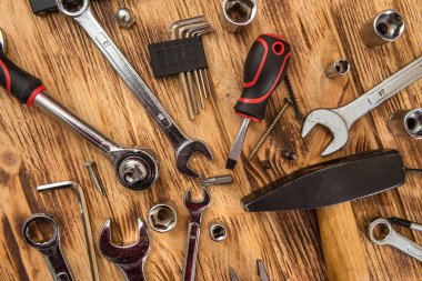 Ahşap arka planda farklı çalışma araçları. İnşaat ve ahşap işçiliği