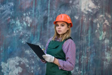 Özel üniformalı genç bir kadın ve pano evde tamirat yapmayı planlıyor.