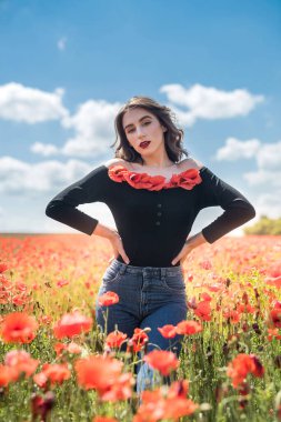 Haşhaş tarlasında güzel bir genç kız. Boş zamanlarını ve güzel havayı eğlenmek için harcıyor.