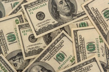 Bir yığın doların geçmişi. Kağıt banknotlar konsepti. finansal