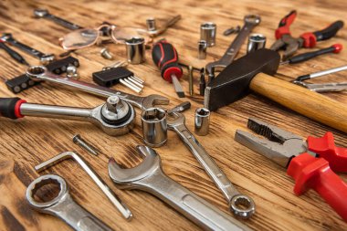 Ahşap arkaplanda farklı araçların üst görünümü. İnşaat endüstrisi