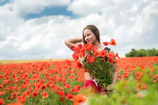 Jovem Mulher Ucraniana Feliz Segurando Buquê Flores Papoilas Andando Desfrutar — Fotografia de Stock