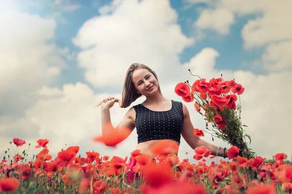 Genç Mutlu Ukraynalı Kadın Elinde Bir Buket Gelincik Çiçeğiyle Yürüyor — Stok fotoğraf
