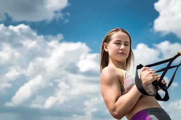 Junge Sportliche Frau Bei Trx Übungen Blauer Himmel Mit Wolken — Stockfoto