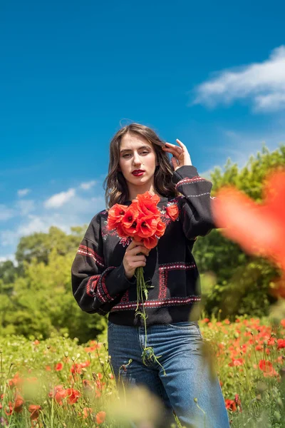 Mladá Žena Kráčí Červeném Makovém Poli Letní Čas Užijte Svobodu — Stock fotografie