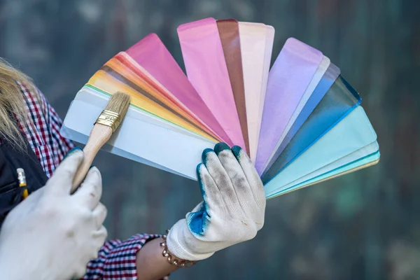 Mano Mujer Sosteniendo Paleta Colores Para Reparación Concepto Renovación — Foto de Stock