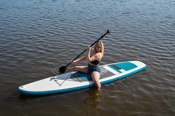 Jolie Fille Heure Été Reposant Sur Planche Manger Sur Eau — Photo