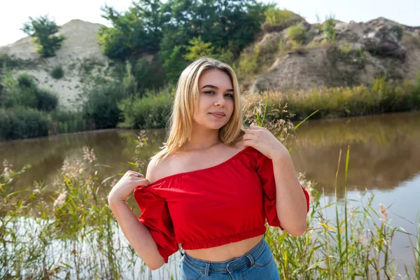 Hermosa Joven Con Una Camiseta Pantalones Cortos Posando Verano Cerca —  Fotos de Stock