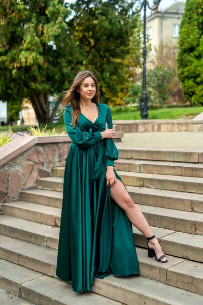 Sexy Młoda Kobieta Modne Długie Zielone Sukienki Cieszyć Słoneczny Letni — Zdjęcie stockowe