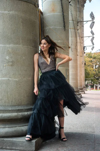Junge Schöne Hübsche Mädchen Posign Kleid Entlang Städtischen Hintergrund Modekonzept — Stockfoto