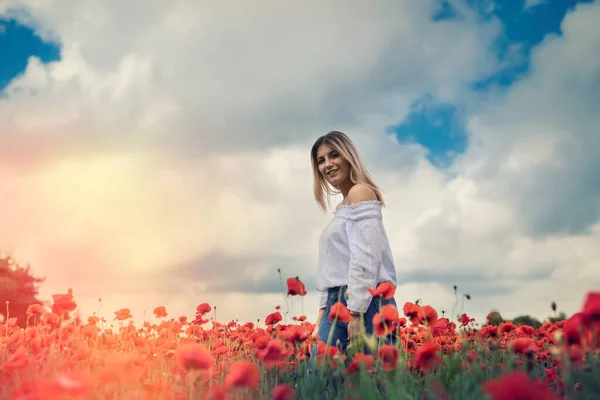 Retrato Menina Caminhando Campo Papoula Hora Verão Desfrute Natureza — Fotografia de Stock