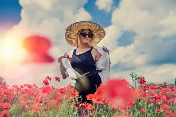 Şapkalı Genç Bir Kadın Gelincik Tarlasında Çiçek Topluyor Yaz Zamanı — Stok fotoğraf